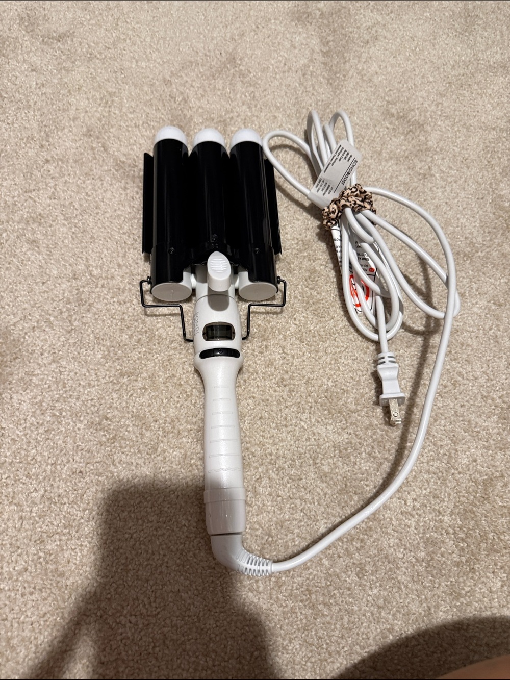 Triple Barrel Hair Waver Bondi Boost in White and Black
